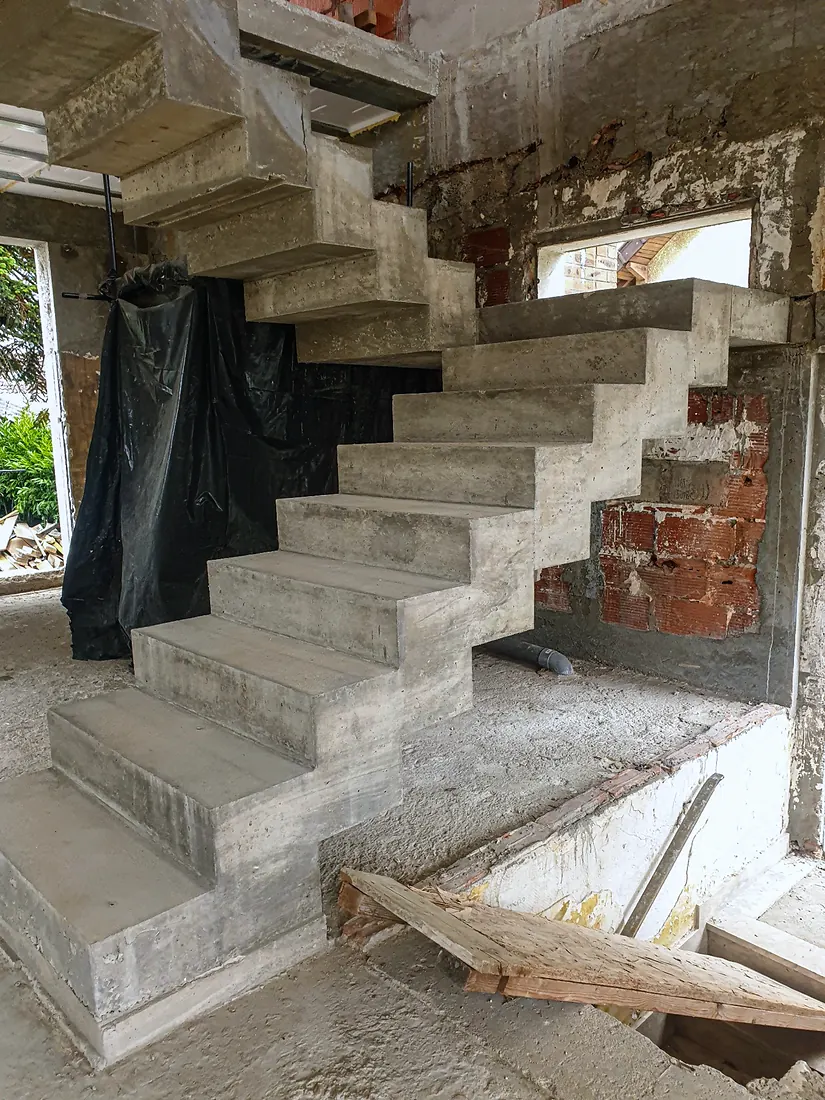 Orly : escalier en béton armé en cours de chantier, un élément de structure du type que vise la garantie décennale.