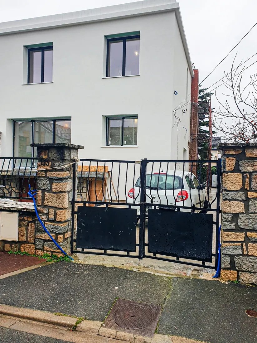 Orly : la maison côté rue après les travaux, façade enduite et menuiseries posées.