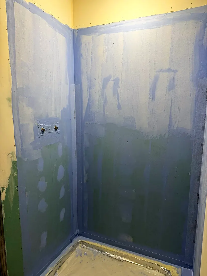 Paris 20e : préparation de la douche avant la pose de la faïence.